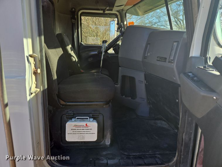 image for item DT5493 2013 Mack CHU613 semi truck