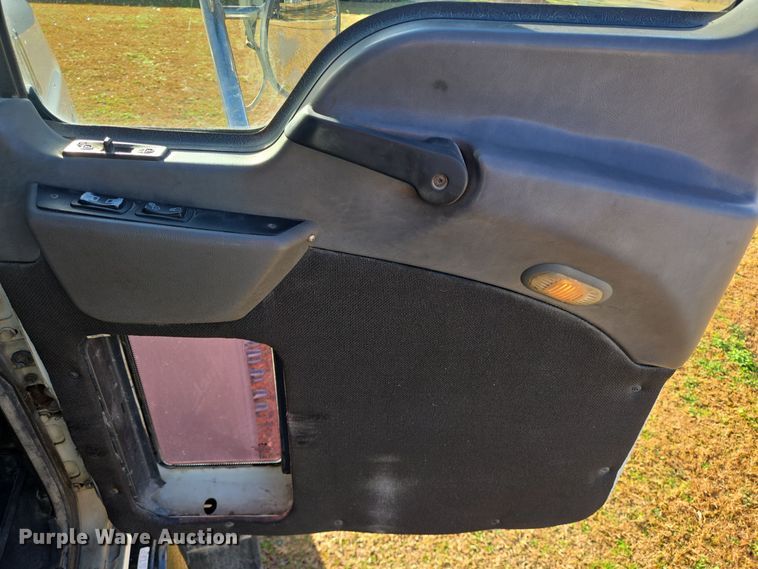 image for item DT5493 2013 Mack CHU613 semi truck