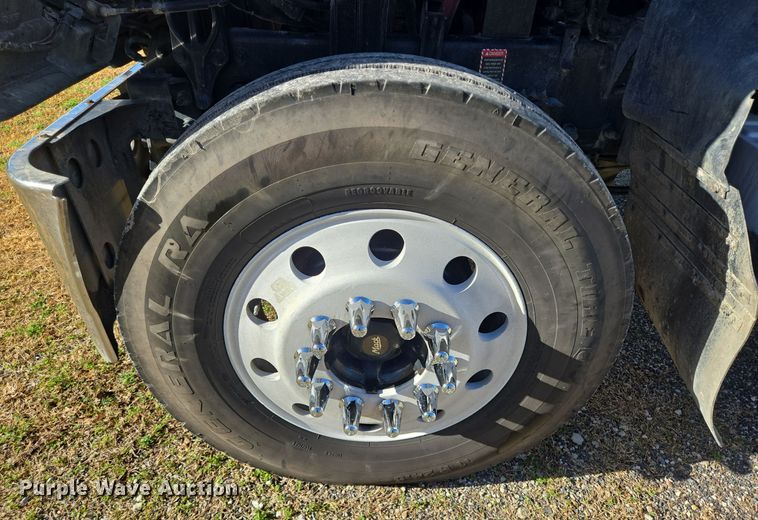 image for item DT5493 2013 Mack CHU613 semi truck