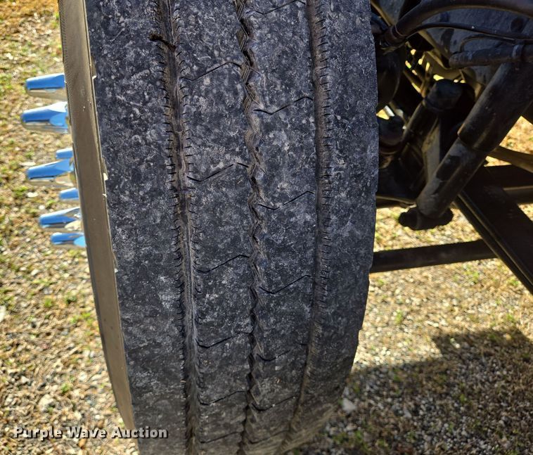 image for item DT5493 2013 Mack CHU613 semi truck