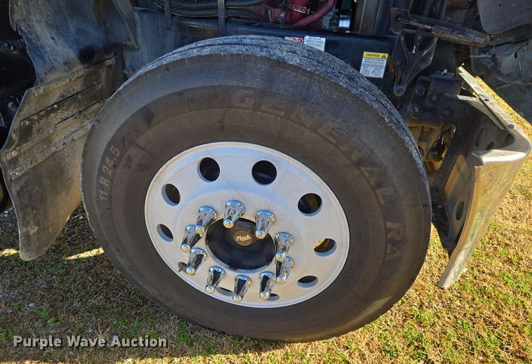 image for item DT5493 2013 Mack CHU613 semi truck