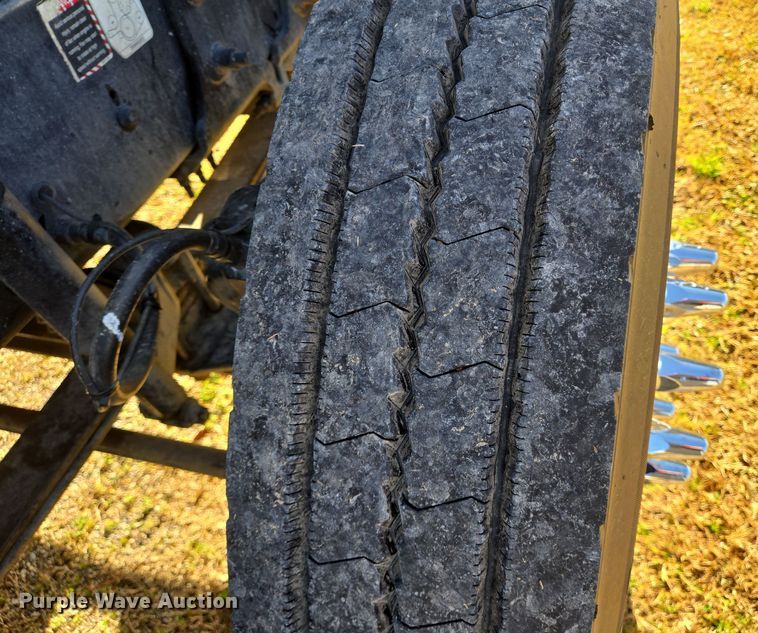 image for item DT5493 2013 Mack CHU613 semi truck