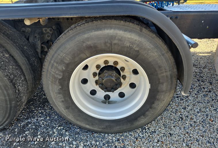 image for item DT5493 2013 Mack CHU613 semi truck