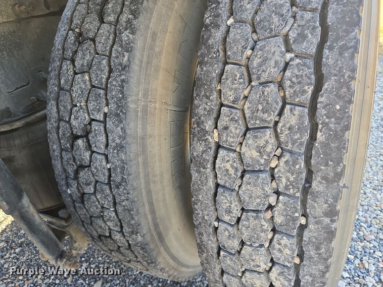 image for item DT5493 2013 Mack CHU613 semi truck