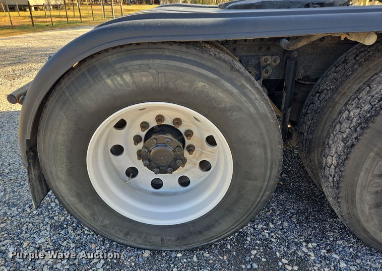 image for item DT5493 2013 Mack CHU613 semi truck