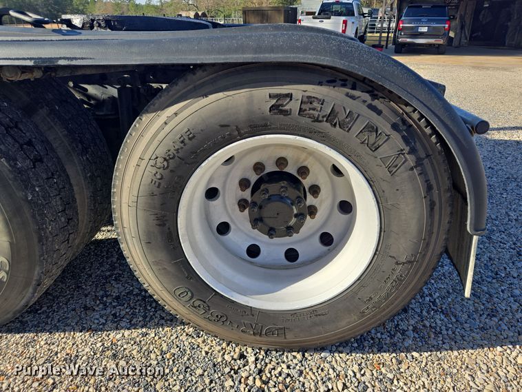 image for item DT5493 2013 Mack CHU613 semi truck