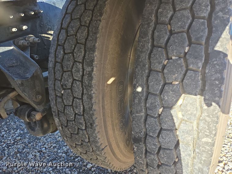 image for item DT5493 2013 Mack CHU613 semi truck