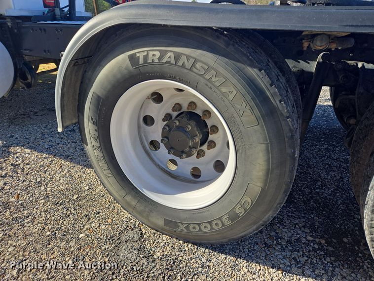 image for item DT5493 2013 Mack CHU613 semi truck