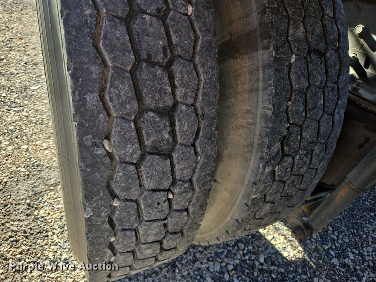 image for item DT5493 2013 Mack CHU613 semi truck