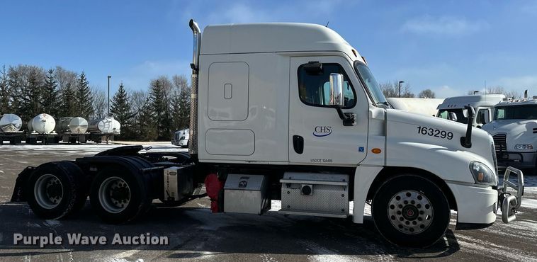 image for item DV0572 2017 Freightliner  Cascadia  semi truck