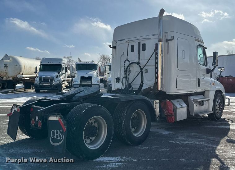 image for item DV0572 2017 Freightliner  Cascadia  semi truck