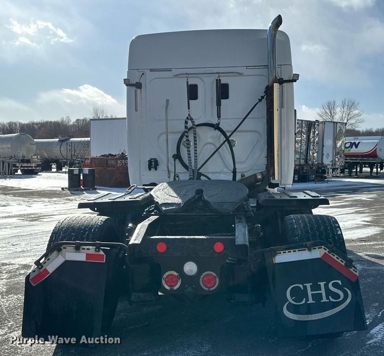 image for item DV0572 2017 Freightliner  Cascadia  semi truck