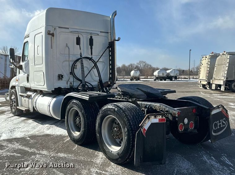 image for item DV0572 2017 Freightliner  Cascadia  semi truck