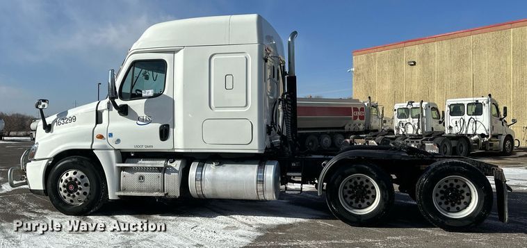 image for item DV0572 2017 Freightliner  Cascadia  semi truck