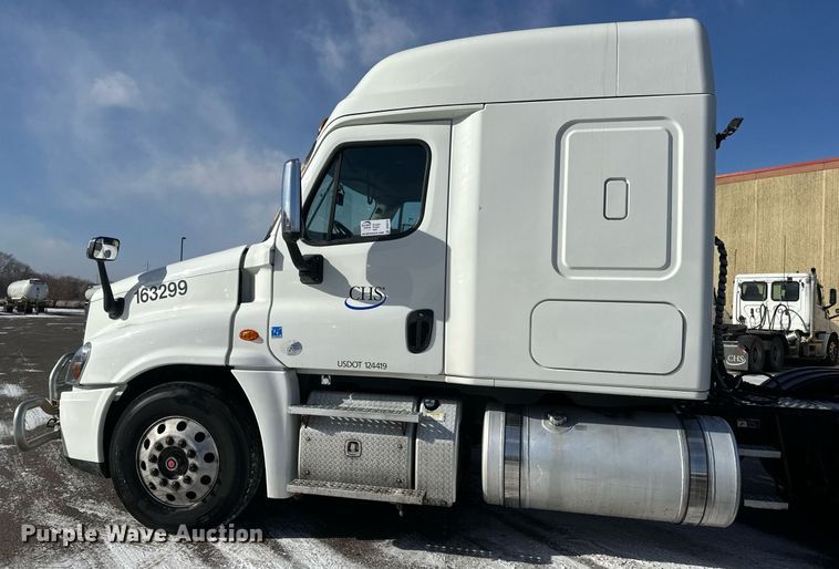 image for item DV0572 2017 Freightliner  Cascadia  semi truck