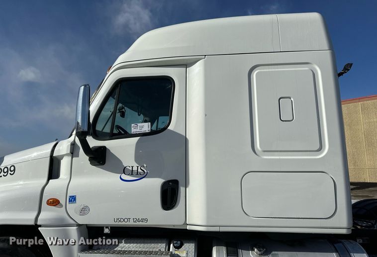 image for item DV0572 2017 Freightliner  Cascadia  semi truck