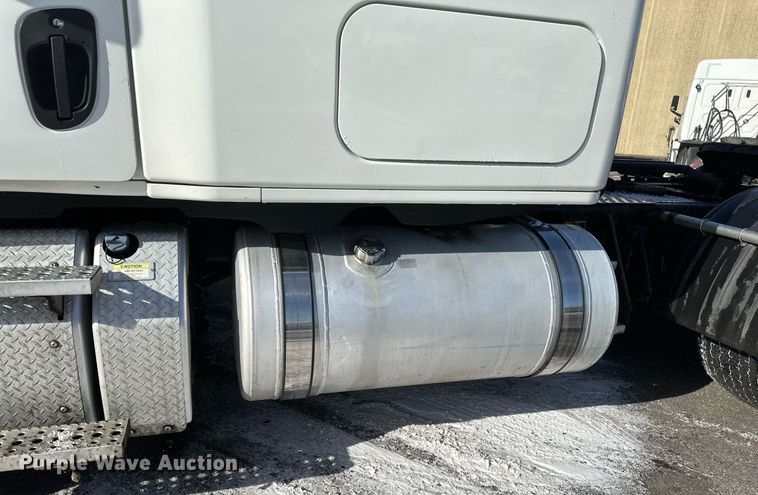 image for item DV0572 2017 Freightliner  Cascadia  semi truck