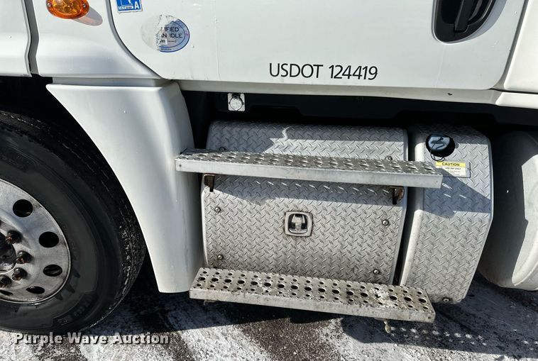 image for item DV0572 2017 Freightliner  Cascadia  semi truck