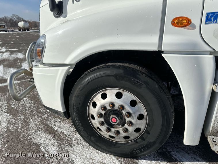 image for item DV0572 2017 Freightliner  Cascadia  semi truck