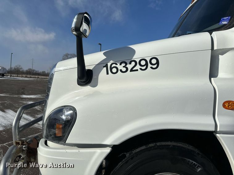 image for item DV0572 2017 Freightliner  Cascadia  semi truck