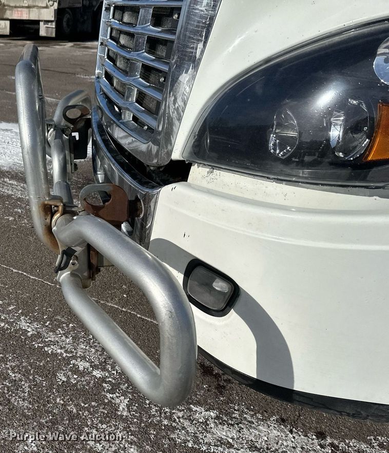 image for item DV0572 2017 Freightliner  Cascadia  semi truck