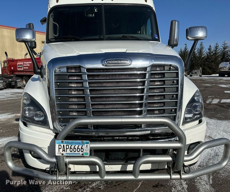 image for item DV0572 2017 Freightliner  Cascadia  semi truck