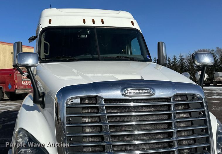 image for item DV0572 2017 Freightliner  Cascadia  semi truck