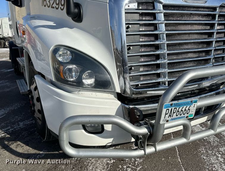 image for item DV0572 2017 Freightliner  Cascadia  semi truck
