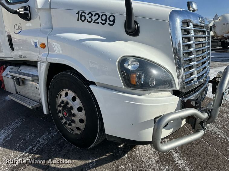 image for item DV0572 2017 Freightliner  Cascadia  semi truck