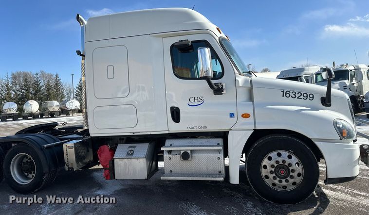 image for item DV0572 2017 Freightliner  Cascadia  semi truck