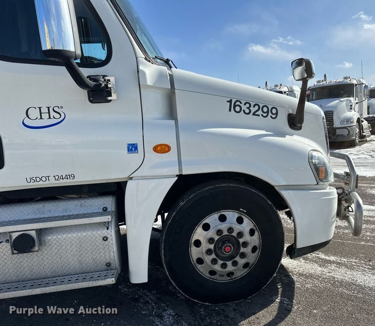 image for item DV0572 2017 Freightliner  Cascadia  semi truck