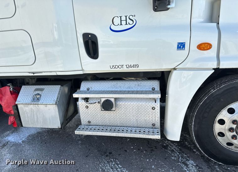 image for item DV0572 2017 Freightliner  Cascadia  semi truck