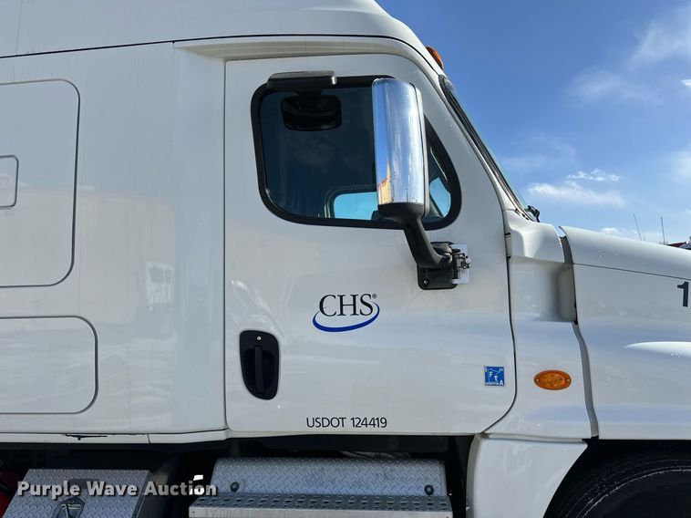 image for item DV0572 2017 Freightliner  Cascadia  semi truck