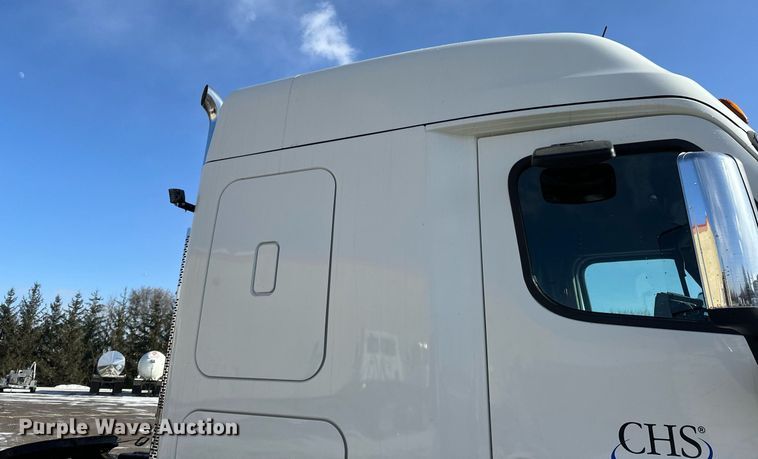 image for item DV0572 2017 Freightliner  Cascadia  semi truck