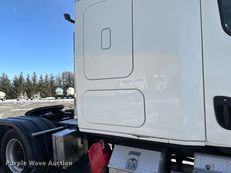 image for item DV0572 2017 Freightliner  Cascadia  semi truck