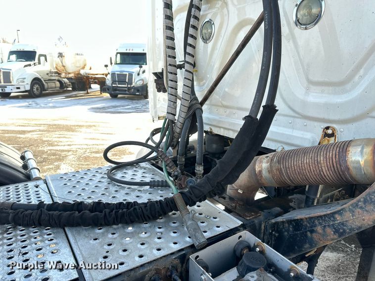 image for item DV0572 2017 Freightliner  Cascadia  semi truck