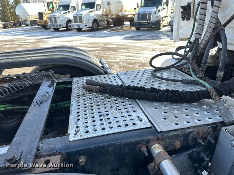 image for item DV0572 2017 Freightliner  Cascadia  semi truck