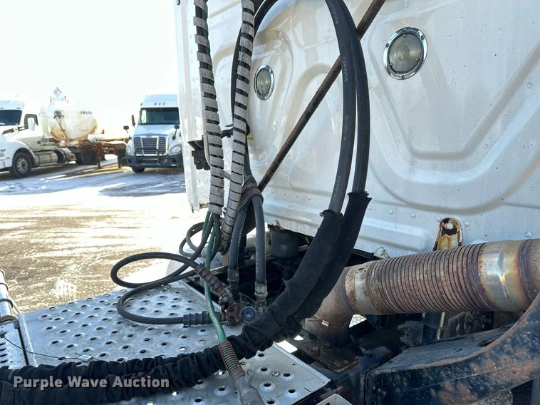 image for item DV0572 2017 Freightliner  Cascadia  semi truck