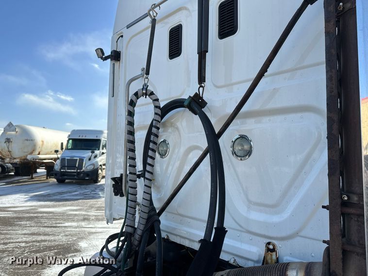 image for item DV0572 2017 Freightliner  Cascadia  semi truck