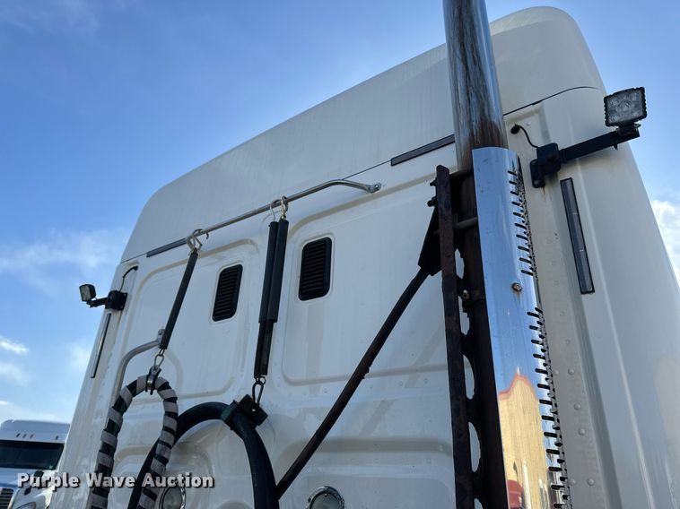 image for item DV0572 2017 Freightliner  Cascadia  semi truck