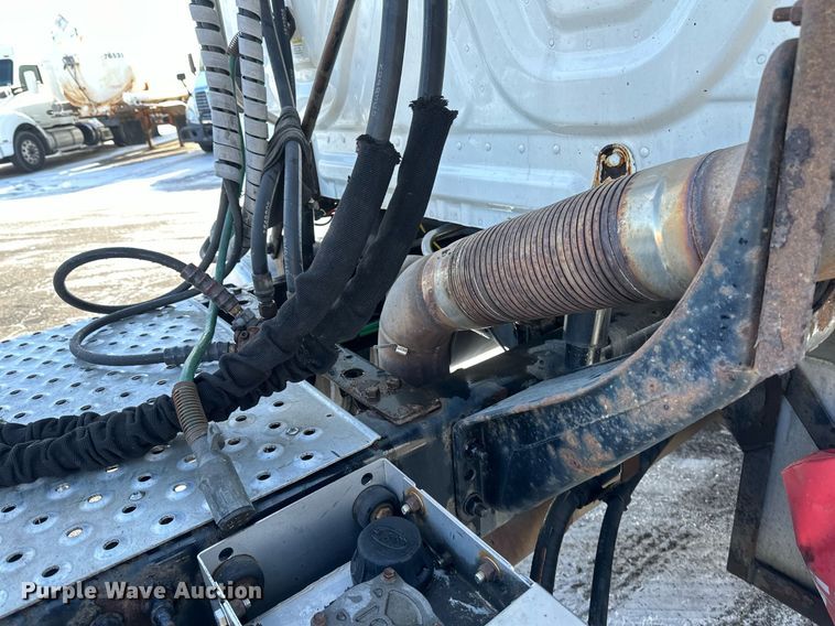 image for item DV0572 2017 Freightliner  Cascadia  semi truck