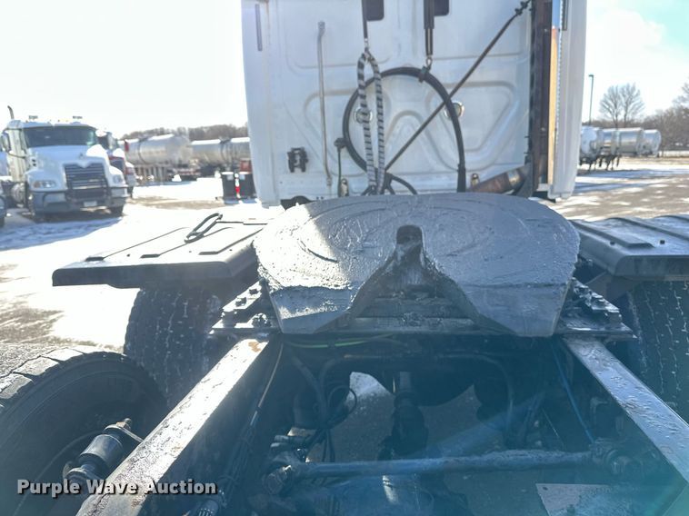 image for item DV0572 2017 Freightliner  Cascadia  semi truck