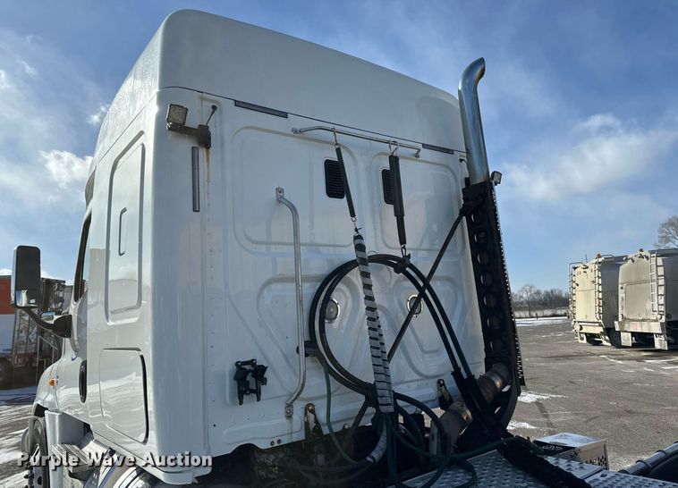 image for item DV0572 2017 Freightliner  Cascadia  semi truck