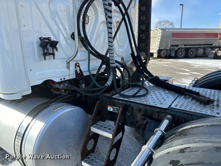 image for item DV0572 2017 Freightliner  Cascadia  semi truck