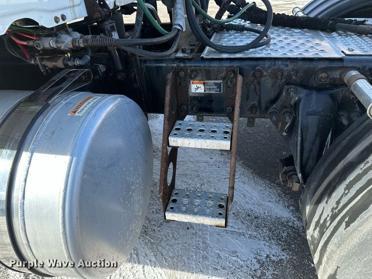 image for item DV0572 2017 Freightliner  Cascadia  semi truck