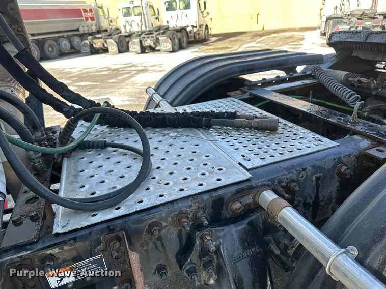 image for item DV0572 2017 Freightliner  Cascadia  semi truck