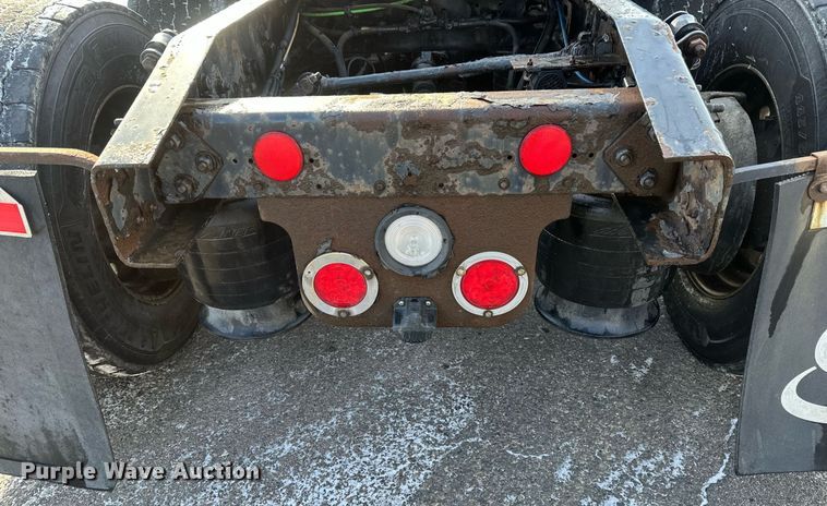 image for item DV0572 2017 Freightliner  Cascadia  semi truck