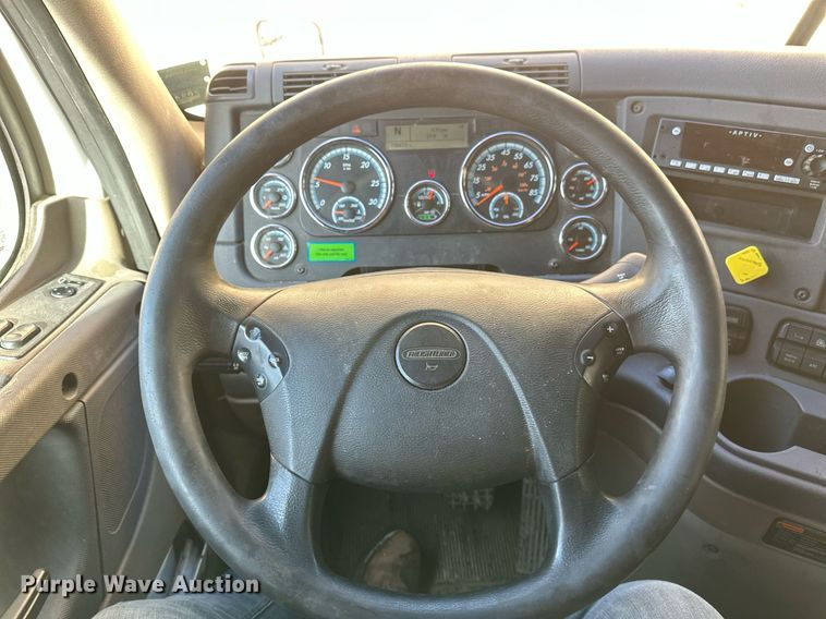 image for item DV0572 2017 Freightliner  Cascadia  semi truck