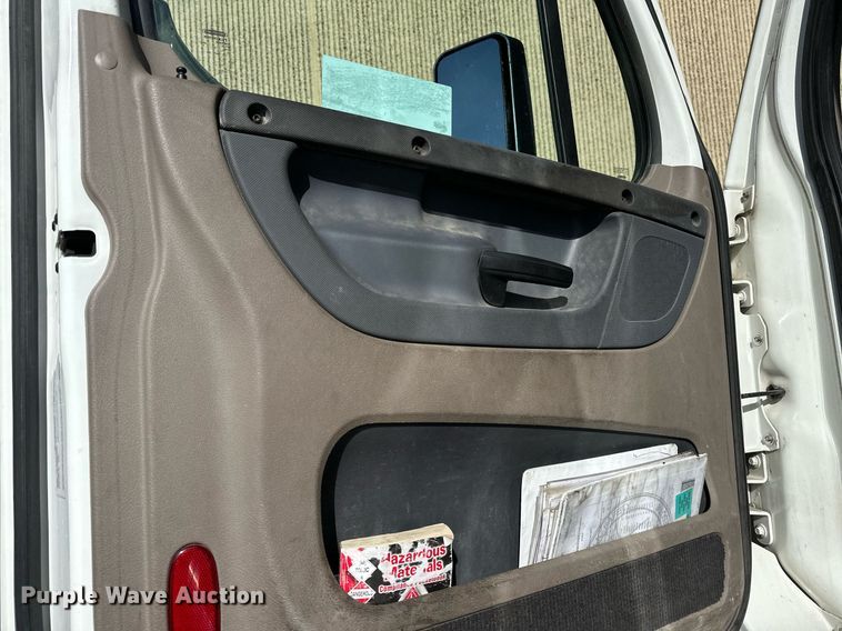 image for item DV0572 2017 Freightliner  Cascadia  semi truck