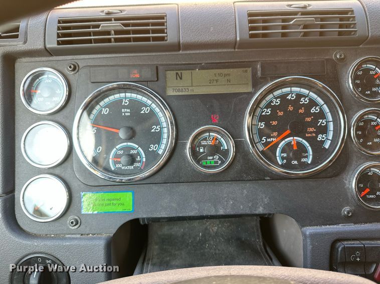 image for item DV0572 2017 Freightliner  Cascadia  semi truck